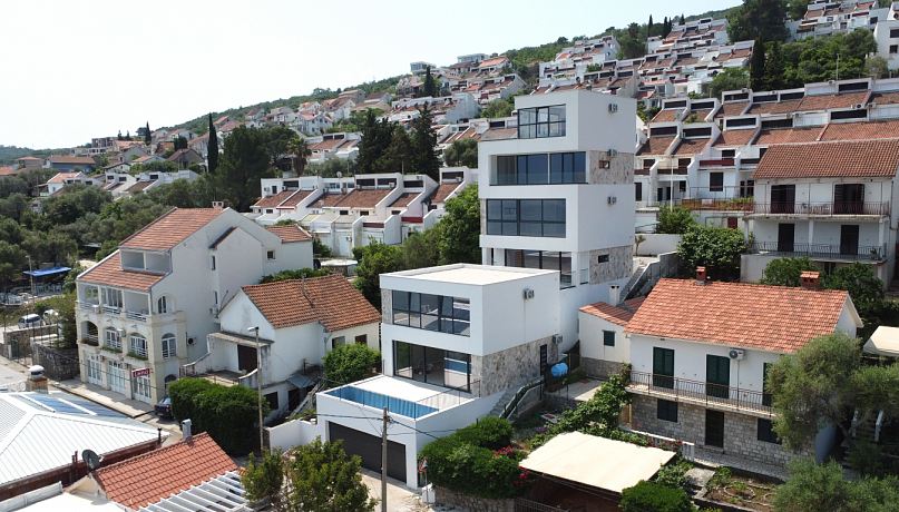 Krasici kasabasında deniz kıyısında yeni villalar